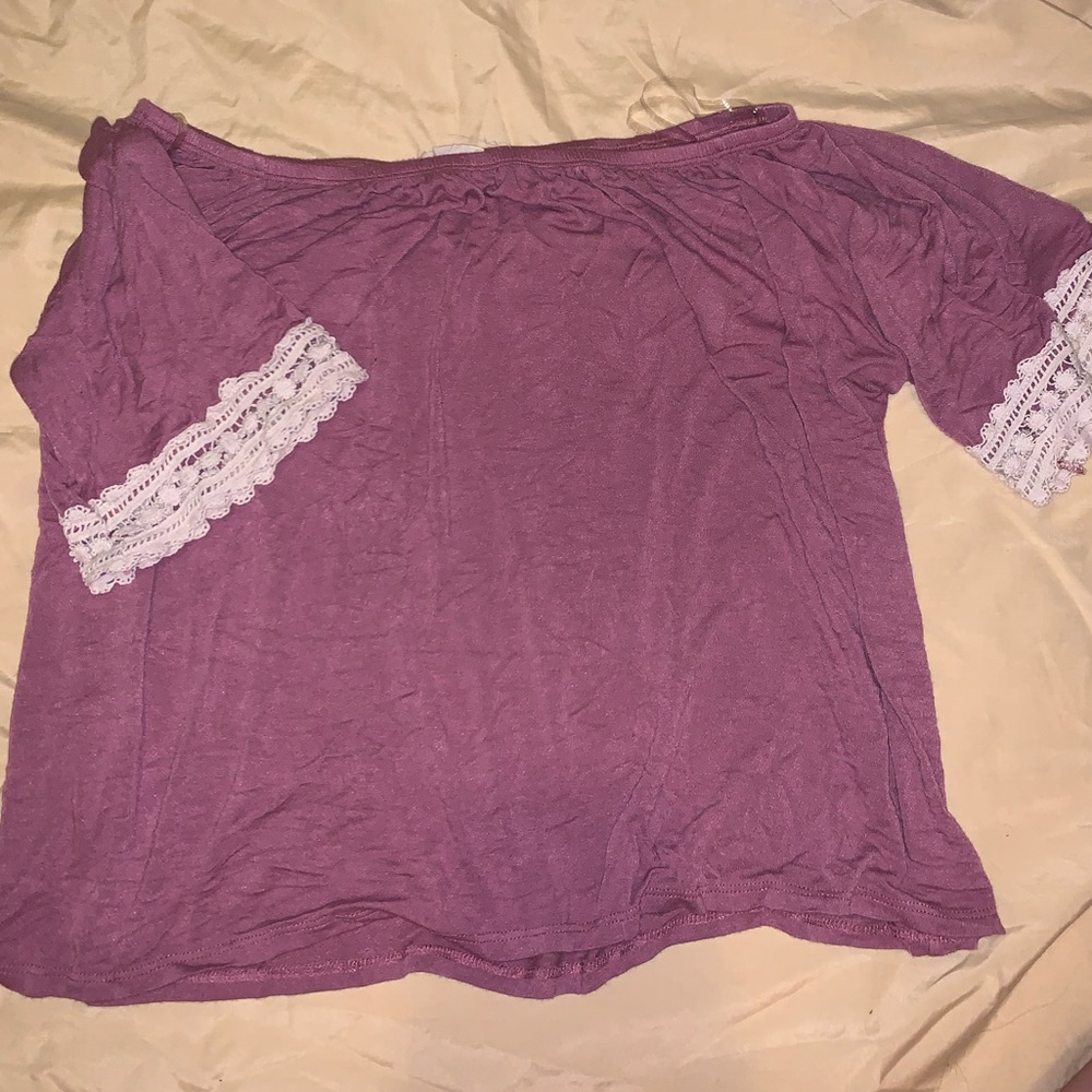 Off shouder lace detail top